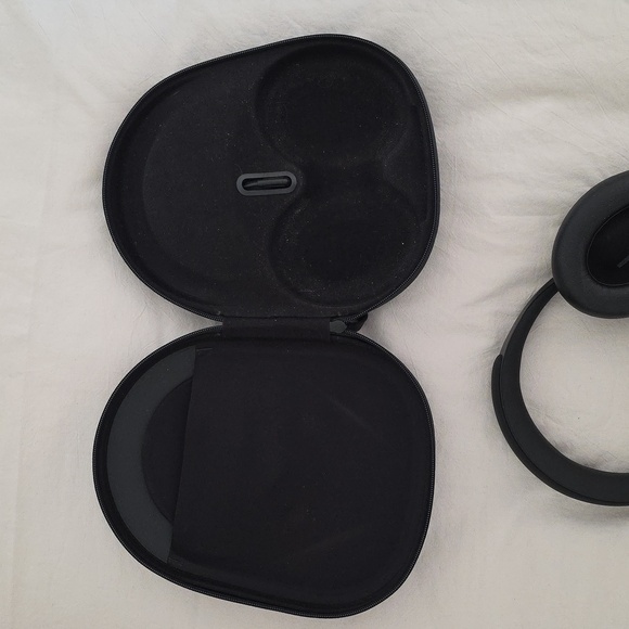 Bose 700 Black Over-Ear Noise Cancelling Headphones with Case - Picture 4 of 8